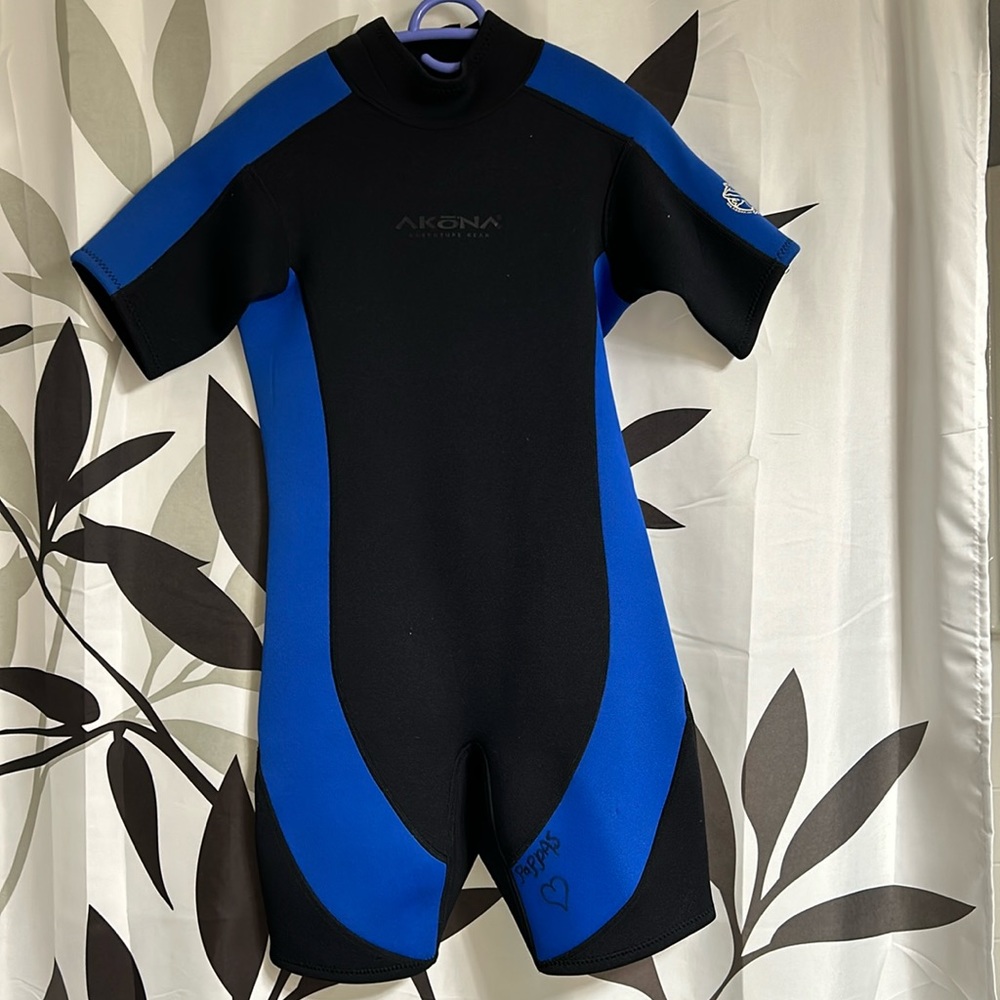 Akona neoprene wet suit kids xl